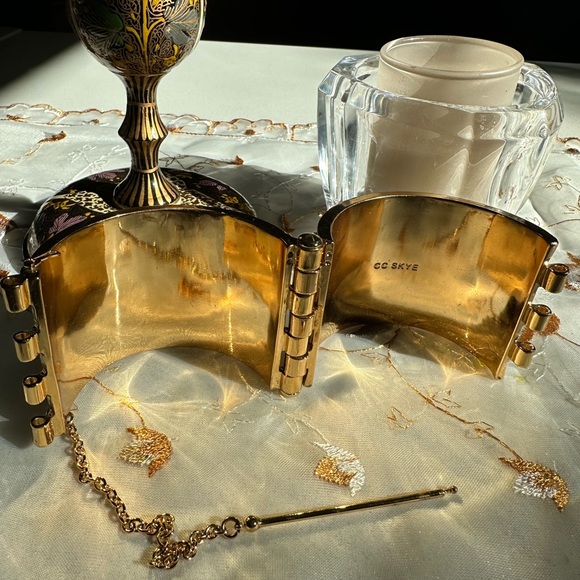 CC Skye Embossed leather cuff with pin and chain fastener - Picture 6 of 8